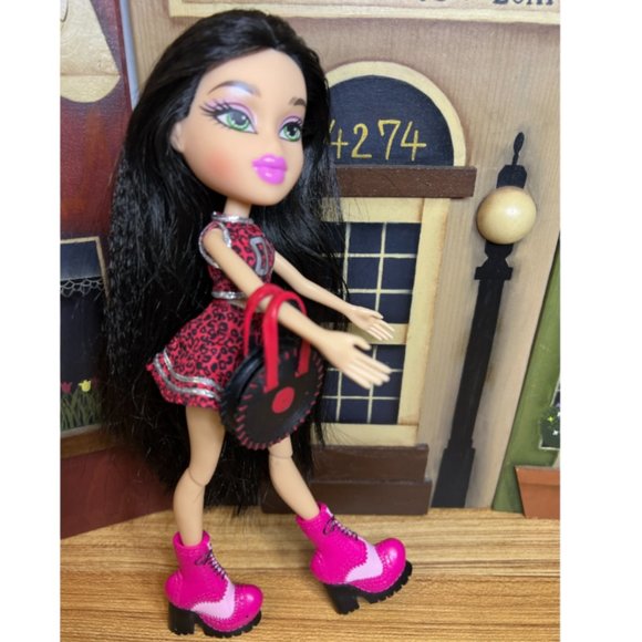 Vintage Bratz Jade Doll 2015 Green Eyes Long Black Crimped Hair 10" - Picture 2 of 11